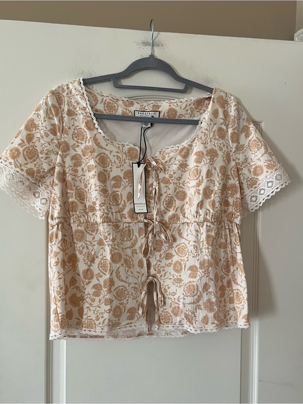 Bagatelle Collection Cream & Tan Floral Lace-Trim Peasant Top Women’s Size Med